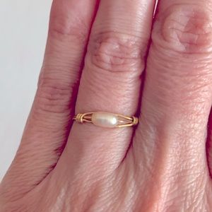 Yellow gold wire ring with pink pearl bead